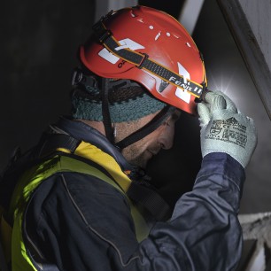 Latarka czołowa Fenix HM71R