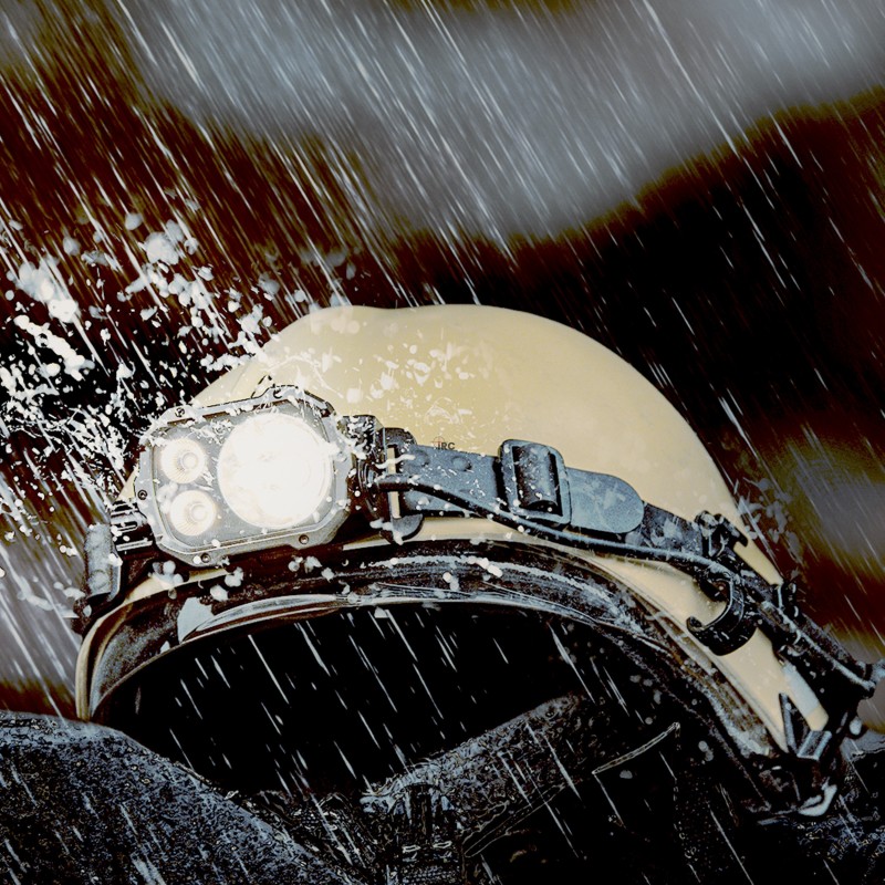 Latarka czołowa Fenix HP35R SAR - widok z przodu