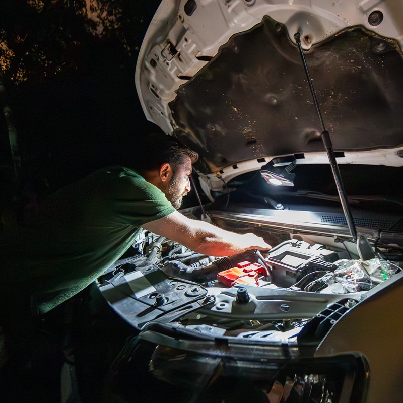 Latarka Fenix CP50R z widocznymi portami USB-C i USB-A oraz uchwytem