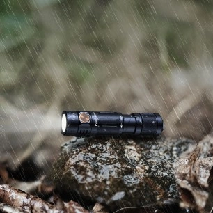 Latarka LED Fenix E05R czarna