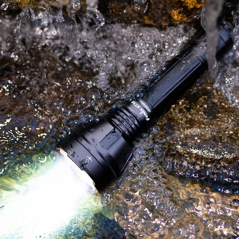 Latarka Fenix HT32 z widocznym wykończeniem obudowy