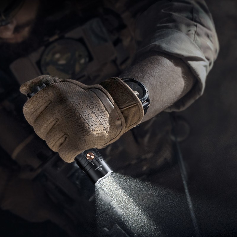 Latarka Fenix PD36R ACE z boku, widoczne detale obudowy