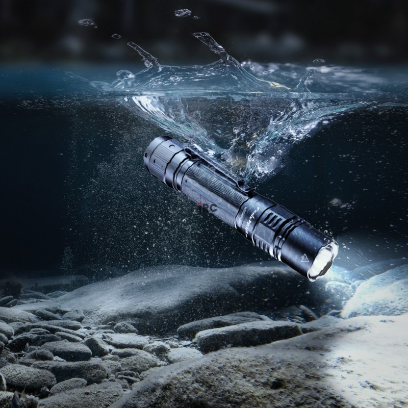 Latarka taktyczna LED Fenix PD36R Pro - widok z boku