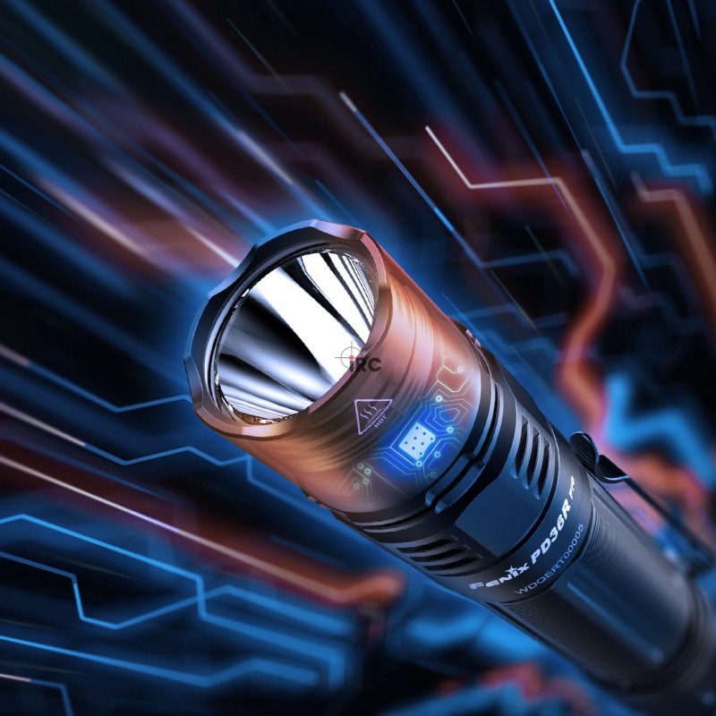 Latarka taktyczna LED Fenix PD36R Pro - zbliżenie na głowicę