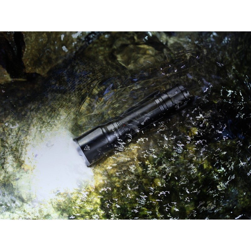 Latarka taktyczna LED Fenix TK16 V2.0 czarna