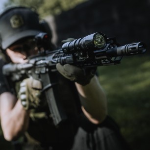 Latarka taktyczna LED Fenix TK20R V2.0 czarna