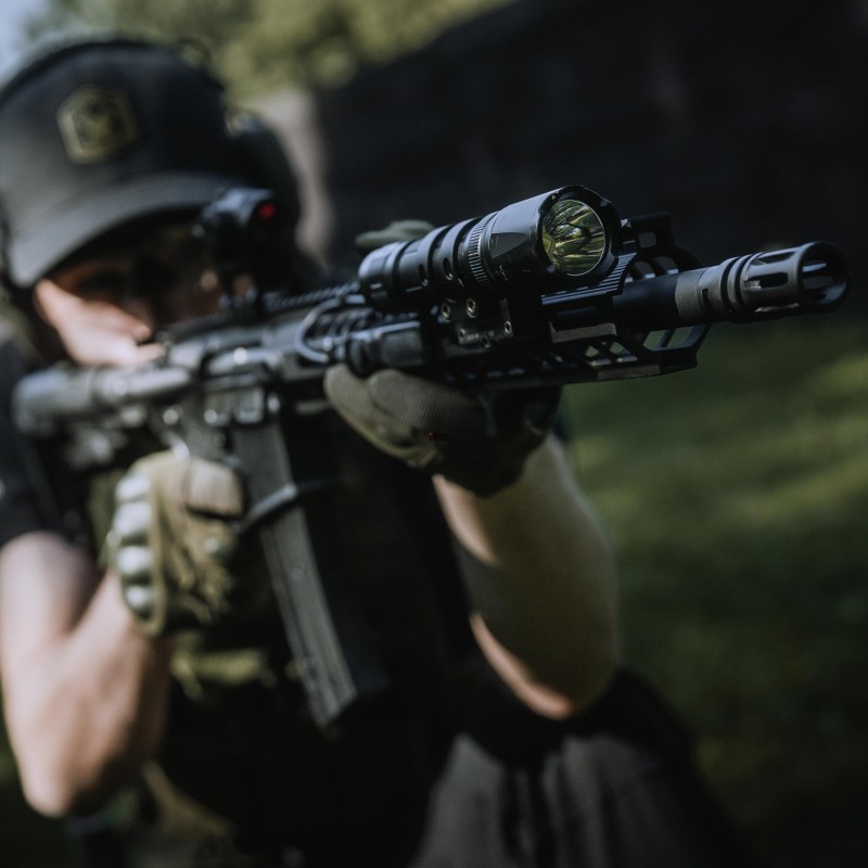 Latarka taktyczna Fenix TK20R V2.0 - wytrzymała konstrukcja