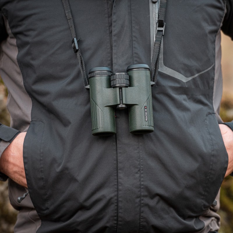 Lornetka Hawke Frontier HD X 8x42 zielona - w ręku, widok od przodu