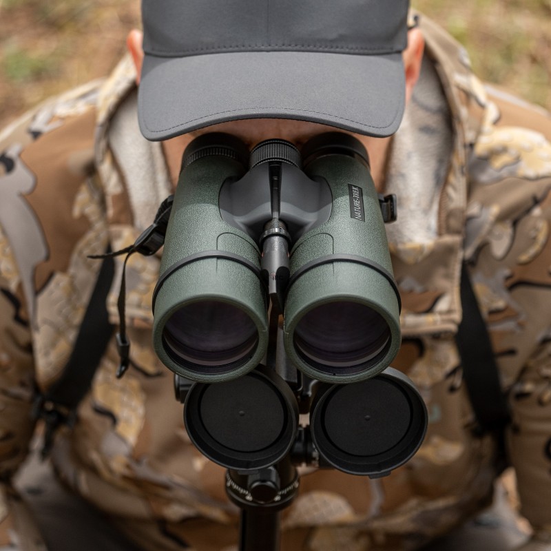 Lornetka Hawke Nature Trek 12x50 w ręku