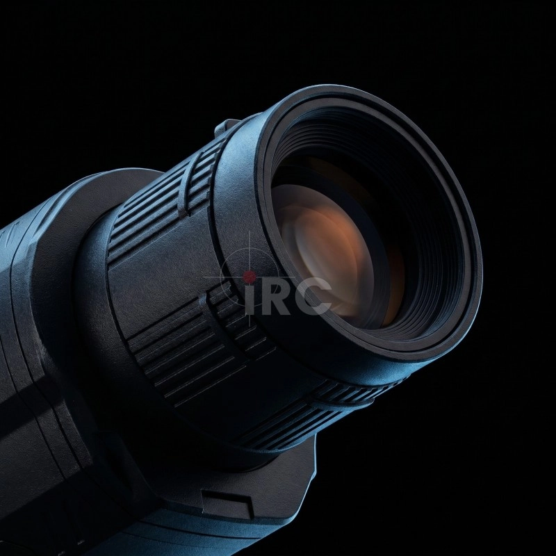 Sensor CMOS lornetki PARD Merlin — zbliżenie obiektywu w ciemności
