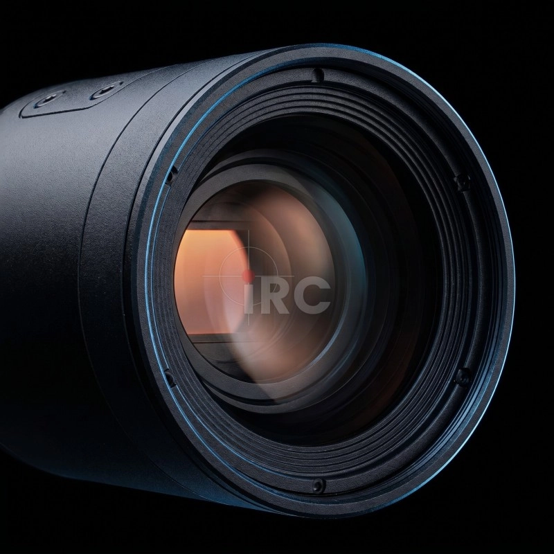 Sensor 4K celownika PARD Night Stalker 4K v2 — zbliżenie obiektywu