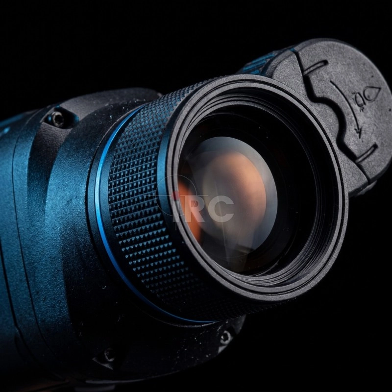 Sensor termiczny VOx w monokularze PARD Leopard 480 — zbliżenie obiektywu